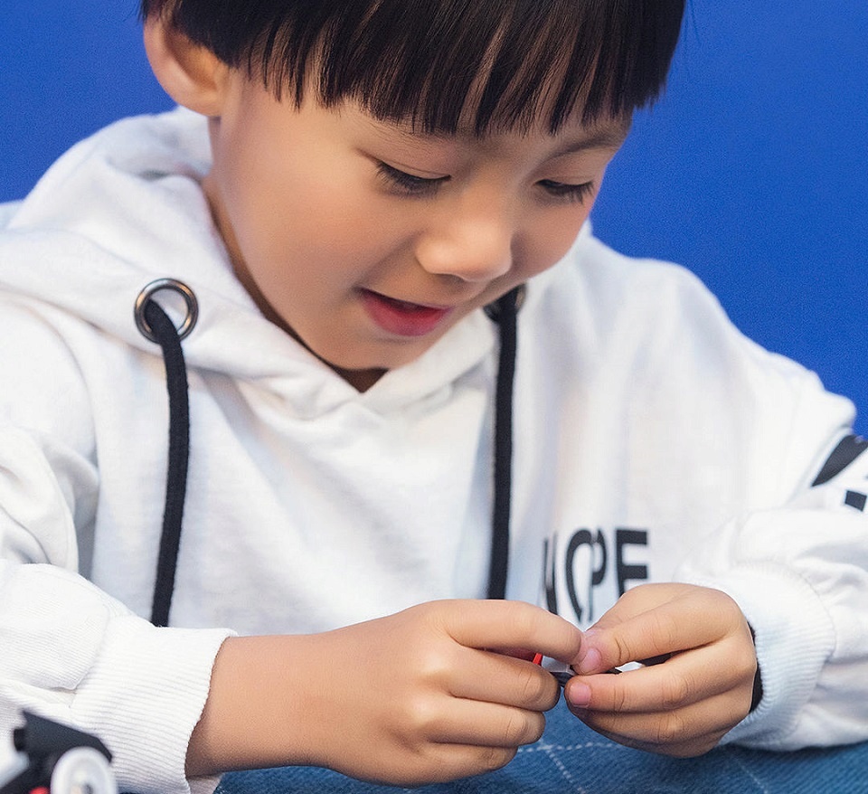 Конструктор Mitu Intelligent Building Blocks White ZNM01IQI в руках ребенка