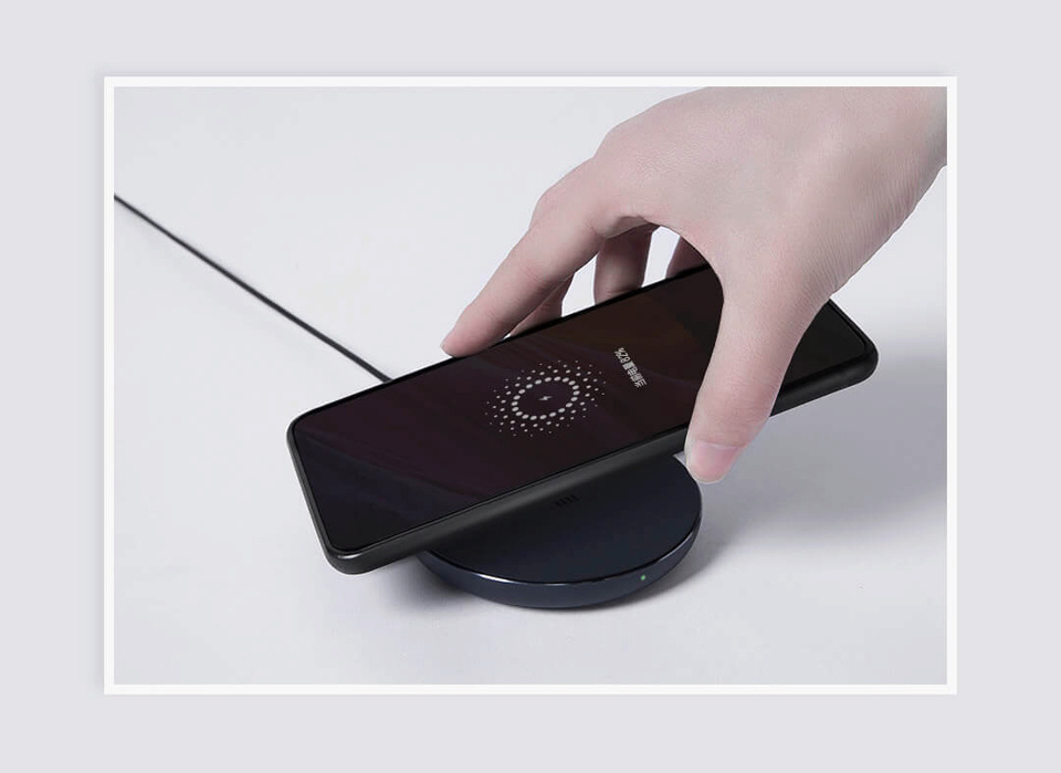 Беспроводное З/У Mi Wireless Charger MAX 10W Black WPC01ZM смартфон в руке пользователя